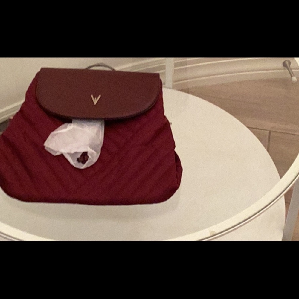 🦋 Vanessa Williams quilted backpack burgundy
Dust bag included.
